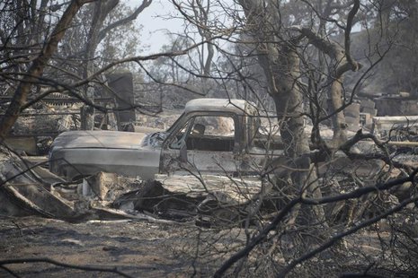A view of a burnt vehicle after homes were destroyed during the Mountain Fire near Idyllwild, California July 18, 2013. REUTERS/Gene Blevins A view of a burnt vehicle after homes were destroyed during the Mountain Fire near Idyllwild, California July 18, 2013. REUTERS/Gene Blevins