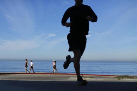 People walk and jog at Torrey Pines State Park in San Diego, California, November 14, 2012. REUTERS/Mike Blake People walk and jog at Torrey Pines State Park in San Diego, California, November 14, 2012. REUTERS/Mike Blake