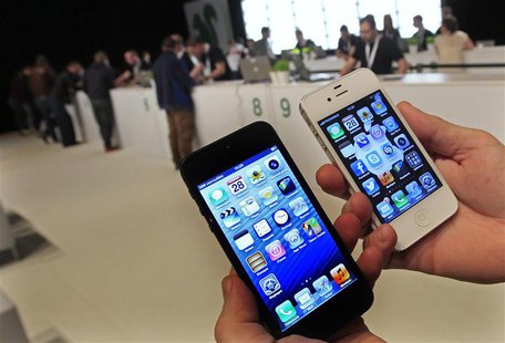 A customer holds up an Apple iPhone 5 (L) and iPhone 4S in Brussels in this September 28, 2012 file photo. REUTERS/Yves Herman/Files A customer holds up an Apple iPhone 5 (L) and iPhone 4S in Brussels in this September 28, 2012 file photo. REUTERS/Yves Herman/Files