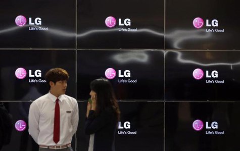 Visitors stand in front of LG Electronics' TV sets during World IT show 2013 at the Coex convention centre in Seoul May 22, 2013. EUTERS/Kim Visitors stand in front of LG Electronics' TV sets during World IT show 2013 at the Coex convention centre in Seoul May 22, 2013. EUTERS/Kim