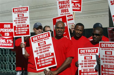 Detroit firefighters hold signs during an informational picket about the downsizing of the fire department outside the federal courthouse du Detroit firefighters hold signs during an informational picket about the downsizing of the fire department outside the federal courthouse du