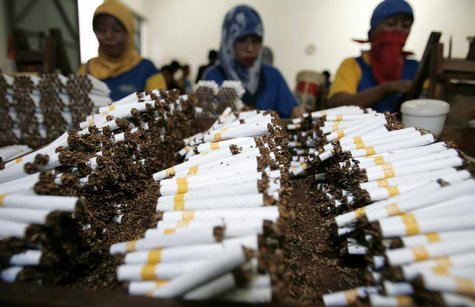 Workers roll cigarettes in a factory in Sidoarjo, East Java province February 2, 2009. REUTERS/Sigit Pamungkas Workers roll cigarettes in a factory in Sidoarjo, East Java province February 2, 2009. REUTERS/Sigit Pamungkas