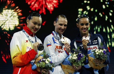Gold medalist Russia's Svetlana Romashina (C) poses with other medalists at the synchronised swimming solo free final victory ceremony durin Gold medalist Russia's Svetlana Romashina (C) poses with other medalists at the synchronised swimming solo free final victory ceremony durin