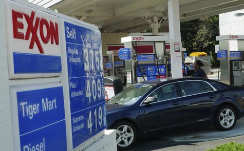 A motorist fills up her car at an Exxon gas station in Arlington, Virginia, August 10, 2011. REUTERS/Jason Reed A motorist fills up her car at an Exxon gas station in Arlington, Virginia, August 10, 2011. REUTERS/Jason Reed