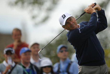 Fred Couples of the U.S. watches his tee shot on the second hole during the first round of the British Open golf Championship at Muirfield i Fred Couples of the U.S. watches his tee shot on the second hole during the first round of the British Open golf Championship at Muirfield i