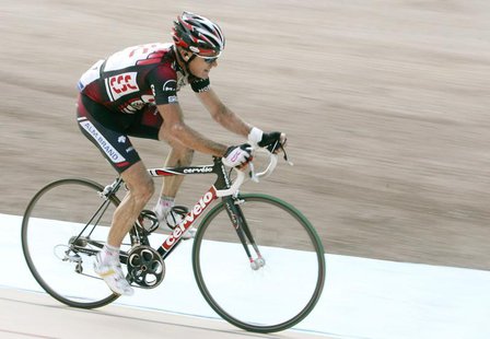 Australia's Stuart O'Grady rides to win the Paris-Roubaix cycling classic race in Roubaix April 15, 2007. REUTERS/Francois Lenoir Australia's Stuart O'Grady rides to win the Paris-Roubaix cycling classic race in Roubaix April 15, 2007. REUTERS/Francois Lenoir