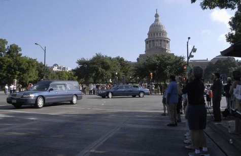 The cortege of former first lady Lady Bird Johnson passes by the State Capitol building in Austin, Texas July 15, 2007. REUTERS/Peter Silva The cortege of former first lady Lady Bird Johnson passes by the State Capitol building in Austin, Texas July 15, 2007. REUTERS/Peter Silva