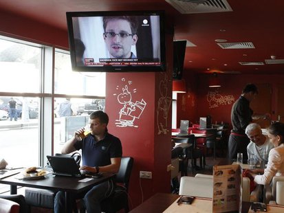 A television screen shows former U.S. spy agency contractor Edward Snowden during a news bulletin at a cafe at Moscow's Sheremetyevo airport A television screen shows former U.S. spy agency contractor Edward Snowden during a news bulletin at a cafe at Moscow's Sheremetyevo airport