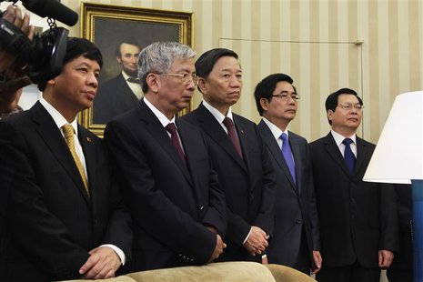 Members of the Vietnamese delegation stand during a meeting between Vietnam's President Troung Tan Sang and U.S. President Barack Obama (bot Members of the Vietnamese delegation stand during a meeting between Vietnam's President Troung Tan Sang and U.S. President Barack Obama (bot