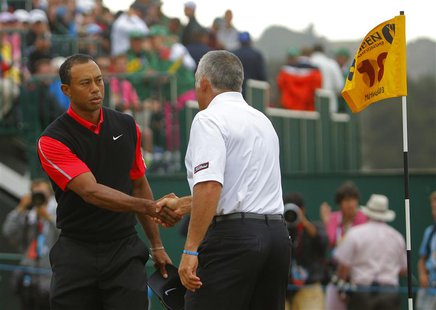 Tiger Woods of the U.S. (L) shakes hands with his former caddie Steve Williams, after finishing his final round of the British Open golf cha Tiger Woods of the U.S. (L) shakes hands with his former caddie Steve Williams, after finishing his final round of the British Open golf cha