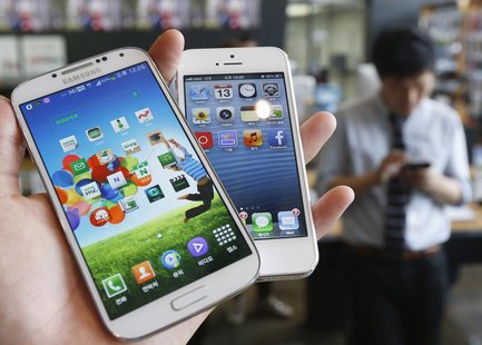 Samsung Electronics' Galaxy S4 (L) and Apple's iPhone 5 are seen in this picture illustration taken in Seoul May 13, 2013. REUTERS/Kim Hong- Samsung Electronics' Galaxy S4 (L) and Apple's iPhone 5 are seen in this picture illustration taken in Seoul May 13, 2013. REUTERS/Kim Hong-