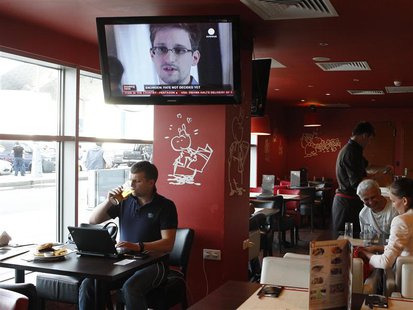 A television screen shows former U.S. spy agency contractor Edward Snowden during a news bulletin at a cafe at Moscow's Sheremetyevo airport A television screen shows former U.S. spy agency contractor Edward Snowden during a news bulletin at a cafe at Moscow's Sheremetyevo airport