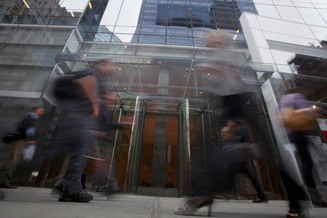 People walk past a building that includes SAC Capital as a tenant in New York, July 25, 2013. REUTERS/Carlo Allegri People walk past a building that includes SAC Capital as a tenant in New York, July 25, 2013. REUTERS/Carlo Allegri