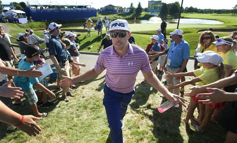 Hunter Mahan of the U.S. greets fans as he walks off the eighteenth green at the Canadian Open golf tournament at the Glen Abbey Golf Club i Hunter Mahan of the U.S. greets fans as he walks off the eighteenth green at the Canadian Open golf tournament at the Glen Abbey Golf Club i
