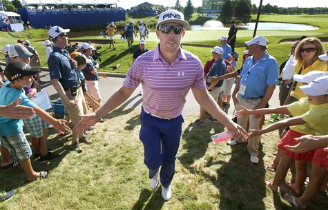Hunter Mahan of the U.S. greets fans as he walks off the eighteenth green at the Canadian Open golf tournament at the Glen Abbey Golf Club i Hunter Mahan of the U.S. greets fans as he walks off the eighteenth green at the Canadian Open golf tournament at the Glen Abbey Golf Club i