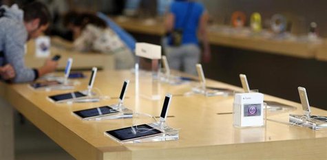 iPhone 5 models are pictured on display at an Apple Store in Pasadena, California July 22, 2013.REUTERS/Mario Anzuoni iPhone 5 models are pictured on display at an Apple Store in Pasadena, California July 22, 2013.REUTERS/Mario Anzuoni