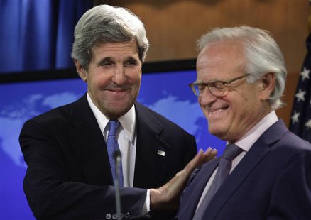 U.S. Secretary of State John Kerry (L) greets Martin Indyk at the State Department in Washington July 29, 2013. REUTERS/Yuri Gripas U.S. Secretary of State John Kerry (L) greets Martin Indyk at the State Department in Washington July 29, 2013. REUTERS/Yuri Gripas