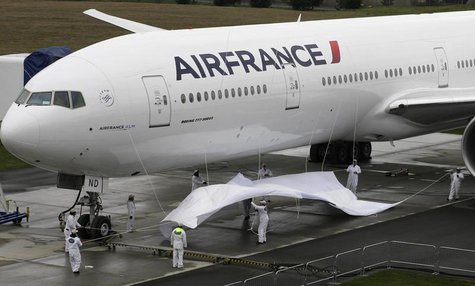 Workers unveil the new Air France logo on a Boeing 777 300-ER in Everett, Washington, April 10, 2009. REUTERS/Marcus R Donner Workers unveil the new Air France logo on a Boeing 777 300-ER in Everett, Washington, April 10, 2009. REUTERS/Marcus R Donner