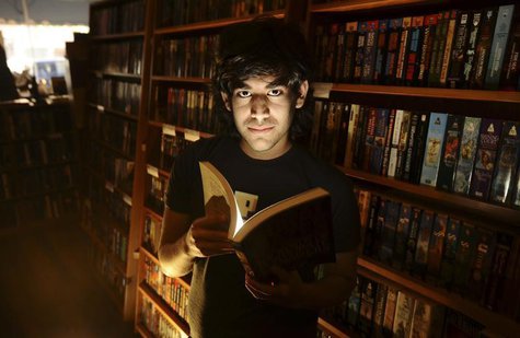 Aaron Swartz poses in a Borderland Books in San Francisco on February 4, 2008. REUTERS/Noah Berger Aaron Swartz poses in a Borderland Books in San Francisco on February 4, 2008. REUTERS/Noah Berger