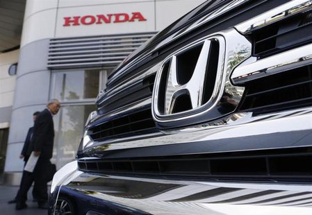 Visitors look at a Honda Motor Co's car displayed outside the company showroom in Tokyo April 26, 2013.REUTERS/Yuya Shino Visitors look at a Honda Motor Co's car displayed outside the company showroom in Tokyo April 26, 2013.REUTERS/Yuya Shino