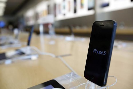 An iPhone 5 is pictured on display at an Apple Store in Pasadena, California July 22, 2013. REUTERS/Mario Anzuoni An iPhone 5 is pictured on display at an Apple Store in Pasadena, California July 22, 2013. REUTERS/Mario Anzuoni