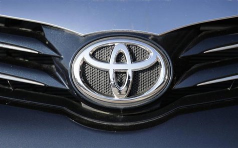 The Toyota logo is seen on a car at Motorcity Toyota dealership in Rome October 10, 2012.REUTERS/Max Rossi The Toyota logo is seen on a car at Motorcity Toyota dealership in Rome October 10, 2012.REUTERS/Max Rossi