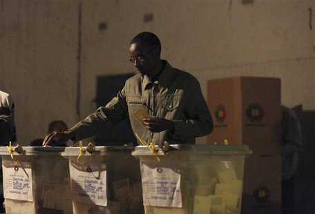 A Zimbabwean man casts his vote at a polling station in Domboshava, about 45 km (28 miles) north of Harare July 31, 2013. REUTERS/Siphiwe Si A Zimbabwean man casts his vote at a polling station in Domboshava, about 45 km (28 miles) north of Harare July 31, 2013. REUTERS/Siphiwe Si