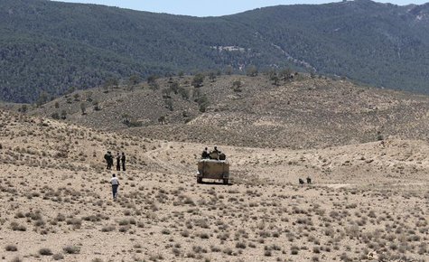 Tunisian soldiers patrol near the border with Algeria as seen from the area of Mount Chambi, west Tunisia June 11, 2013. REUTERS/Stringer Tunisian soldiers patrol near the border with Algeria as seen from the area of Mount Chambi, west Tunisia June 11, 2013. REUTERS/Stringer