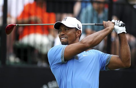 Tiger Woods of the U.S. watches his tee shot on the tenth hole during the second round of the WGC-Bridgestone Invitational golf tournament i Tiger Woods of the U.S. watches his tee shot on the tenth hole during the second round of the WGC-Bridgestone Invitational golf tournament i