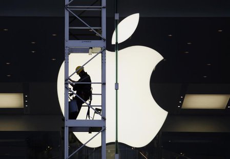 A worker climbs outside an Apple store in Hong Kong April 10, 2013. REUTERS/Bobby Yip A worker climbs outside an Apple store in Hong Kong April 10, 2013. REUTERS/Bobby Yip