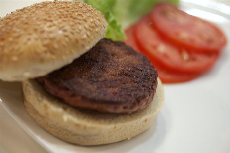 The world's first lab-grown beef burger is seen after it was cooked at a launch event in west London August 5, 2013. REUTERS/David Parry/poo The world's first lab-grown beef burger is seen after it was cooked at a launch event in west London August 5, 2013. REUTERS/David Parry/poo