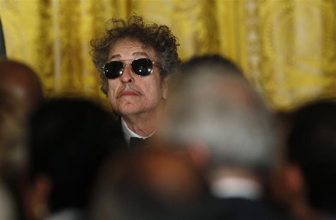 Musician Bob Dylan (C) waits prior to receiving a Presidential Medal of Freedom in the East Room of the White House in Washington, May 29, 2 Musician Bob Dylan (C) waits prior to receiving a Presidential Medal of Freedom in the East Room of the White House in Washington, May 29, 2