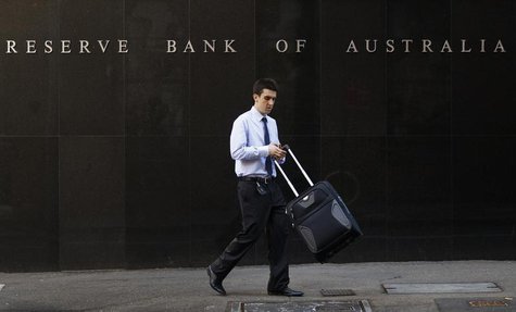 An office worker walks past the Reserve Bank of Australia (RBA) building in central Sydney April 2, 2013. REUTERS/Daniel Munoz An office worker walks past the Reserve Bank of Australia (RBA) building in central Sydney April 2, 2013. REUTERS/Daniel Munoz