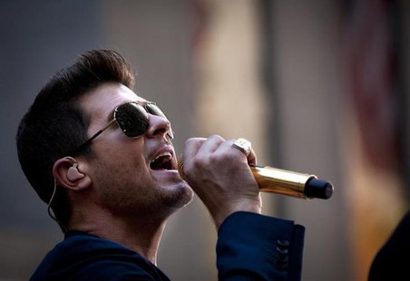 Singer Robin Thicke performs on NBC's "Today" show in midtown New York, July 30, 2013. REUTERS/Carlo Allegri Singer Robin Thicke performs on NBC's "Today" show in midtown New York, July 30, 2013. REUTERS/Carlo Allegri