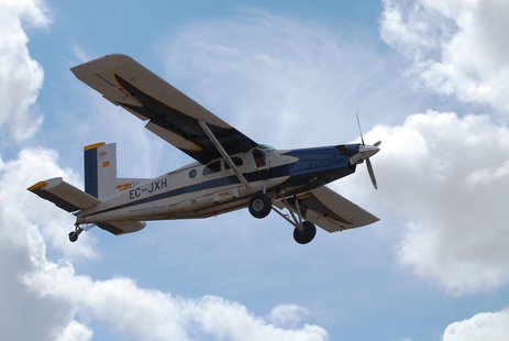 Skydiving plane (Photo by: JDrewes (see www.jandrewes.de), slight edit by Alvesgaspar). Skydiving plane (Photo by: JDrewes (see www.jandrewes.de), slight edit by Alvesgaspar).