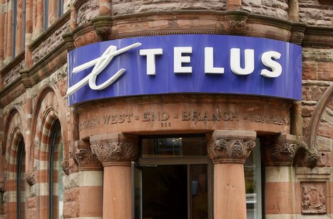 A Telus retail store is seen in downtown Montreal, June 21, 2007. REUTERS/Shaun Best A Telus retail store is seen in downtown Montreal, June 21, 2007. REUTERS/Shaun Best