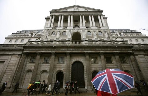 Members of the public walk past the Bank of England in central London June 3, 2008. REUTERS/Alessia Pierdomenico Members of the public walk past the Bank of England in central London June 3, 2008. REUTERS/Alessia Pierdomenico