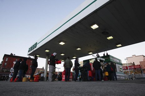 Customers wait in line at a Hess fueling station in Brooklyn, New York, November 9, 2012.. REUTERS/Brendan McDermid Customers wait in line at a Hess fueling station in Brooklyn, New York, November 9, 2012.. REUTERS/Brendan McDermid