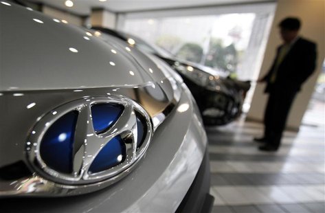 An employee wipes down a car as the logo of Hyundai Motor is seen on a car at a Hyundai dealership in Seoul April 25, 2013. REUTERS/Kim Hong An employee wipes down a car as the logo of Hyundai Motor is seen on a car at a Hyundai dealership in Seoul April 25, 2013. REUTERS/Kim Hong
