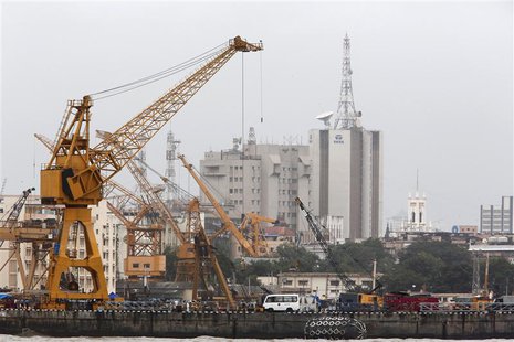 Indian Navy personal and rescue workers stand on a dock at the naval dockyard in Mumbai August 14, 2013. REUTERS/Danish Siddiqui Indian Navy personal and rescue workers stand on a dock at the naval dockyard in Mumbai August 14, 2013. REUTERS/Danish Siddiqui