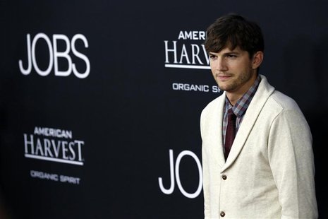Cast member Ashton Kutcher poses at the premiere of "Jobs" in Los Angeles, California August 13, 2013. REUTERS/Mario Anzuoni Cast member Ashton Kutcher poses at the premiere of "Jobs" in Los Angeles, California August 13, 2013. REUTERS/Mario Anzuoni