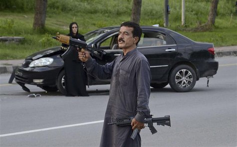 An unidentified man carries arms in Islamabad August 15, 2013. REUTERS/Stringer An unidentified man carries arms in Islamabad August 15, 2013. REUTERS/Stringer
