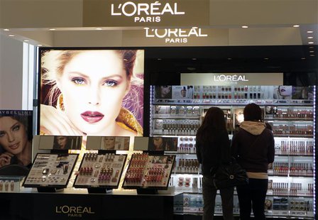 People look at L'Oreal cosmetics in a shop in Riga April 13, 2012. REUTERS/Ints Kalnins People look at L'Oreal cosmetics in a shop in Riga April 13, 2012. REUTERS/Ints Kalnins