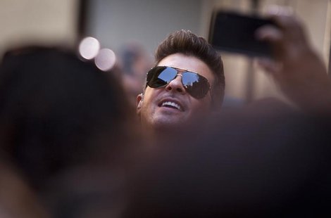 Singer Robin Thicke performs on NBC's "Today" show in midtown New York, July 30, 2013. REUTERS/Carlo Allegri Singer Robin Thicke performs on NBC's "Today" show in midtown New York, July 30, 2013. REUTERS/Carlo Allegri