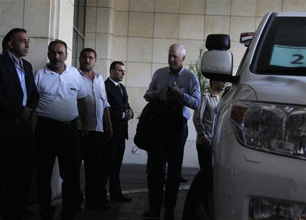 Ake Sellstrom (R) the head of a U.N. chemical weapons investigation team arrives in Damascus August 18, 2013. REUTERS/Khaled al-Hariri Ake Sellstrom (R) the head of a U.N. chemical weapons investigation team arrives in Damascus August 18, 2013. REUTERS/Khaled al-Hariri