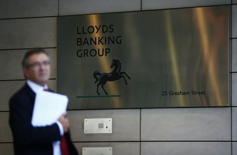 A man waits outside the corporate headquarters of Lloyds Banking Group in the City of London August 1, 2013. REUTERS/Andrew Winning A man waits outside the corporate headquarters of Lloyds Banking Group in the City of London August 1, 2013. REUTERS/Andrew Winning