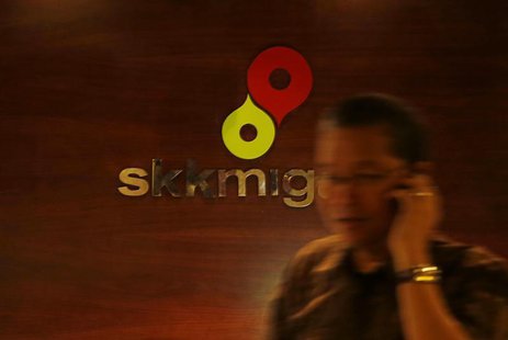 A visitor uses his mobile phone as he walks at the lobby of the SKKMigas office in Jakarta, August 14, 2013. REUTERS/Beawiharta A visitor uses his mobile phone as he walks at the lobby of the SKKMigas office in Jakarta, August 14, 2013. REUTERS/Beawiharta