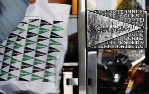 A customer leaves an El Corte Ingles department store in Madrid August 27, 2012. REUTERS/Sergio Perez A customer leaves an El Corte Ingles department store in Madrid August 27, 2012. REUTERS/Sergio Perez