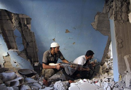 Free Syrian Army fighters take cover inside a damaged house in Deir al-Zor August 19, 2013. REUTERS/Khalil Ashawi Free Syrian Army fighters take cover inside a damaged house in Deir al-Zor August 19, 2013. REUTERS/Khalil Ashawi