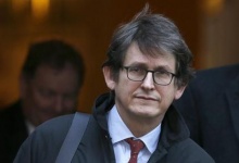 The editor of The Guardian Alan Rusbridger leaves Downing Street in London, December 4, 2012.
Credit: Reuters/Stefan Wermuth The editor of The Guardian Alan Rusbridger leaves Downing Street in London, December 4, 2012.
Credit: Reuters/Stefan Wermuth